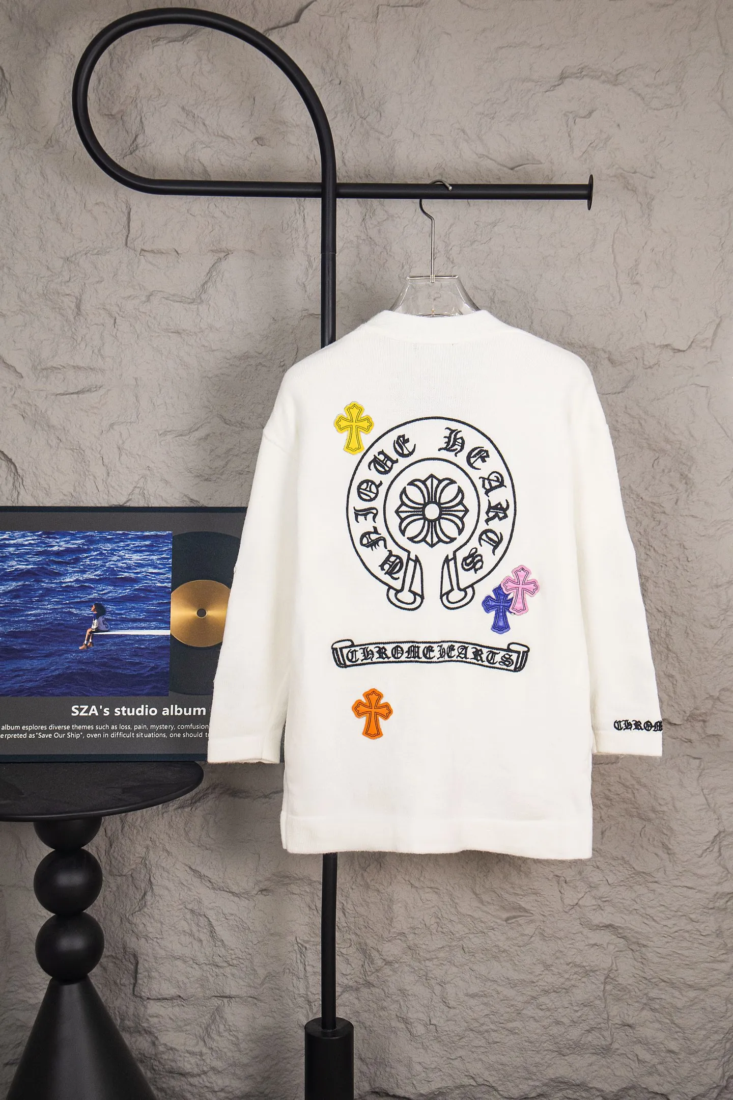 P260 -Chrome Hearts/Chrome Hearts Colorful cross leather cardigan jacket sweater. High weight, high density and high quality. The wool is soft, delicate and skin-friendly. It feels soft and silky. It has excellent warmth and skin-friendly properties. It is custom-woven and dyed without color difference. No matter the fabric or workmanship details, it is better than the ordinary version on the market. -The hardware and zipper accessories are all customized and full of details. Crow autumn and winter super heavy embroidery ➕ positioning leather label long-sleeved knitted cardigan lazy outer wear mid-length sweater -Colour: black white Size: S M L